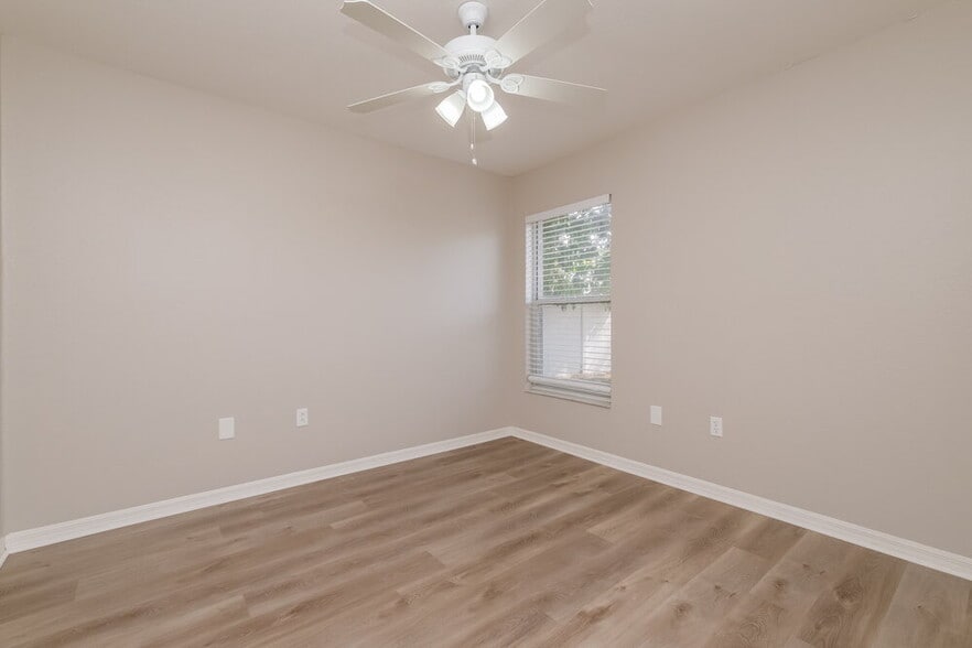 Building Photo - 3720 Hollow Wood Dr
