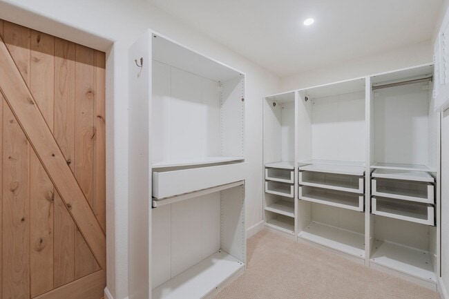 Building Photo - Luxury Living in Manhattan Beach