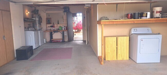 Building Photo - Larger 2 Bedroom home