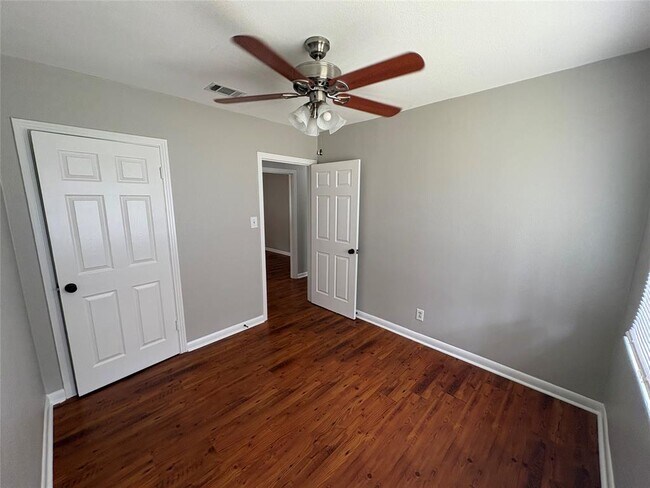 Building Photo - 1307 Corona Dr