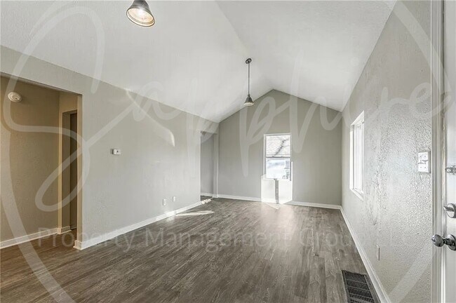 Building Photo - 3920 Spruce Ave
