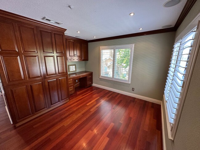 Building Photo - 3 Bed 2.5 Bath Townhouse W/ Garage