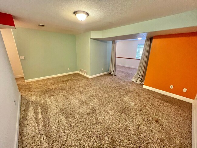 Building Photo - 3 bed 3.5 Bath with Bonus Studio Suite Above Detached Garage!