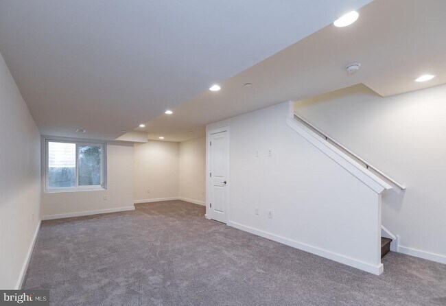 Building Photo - 1641 N Randolph St