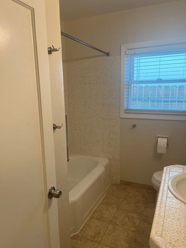 Building Photo - Adorable 2 bedroom 1 Bathroom Located in N...
