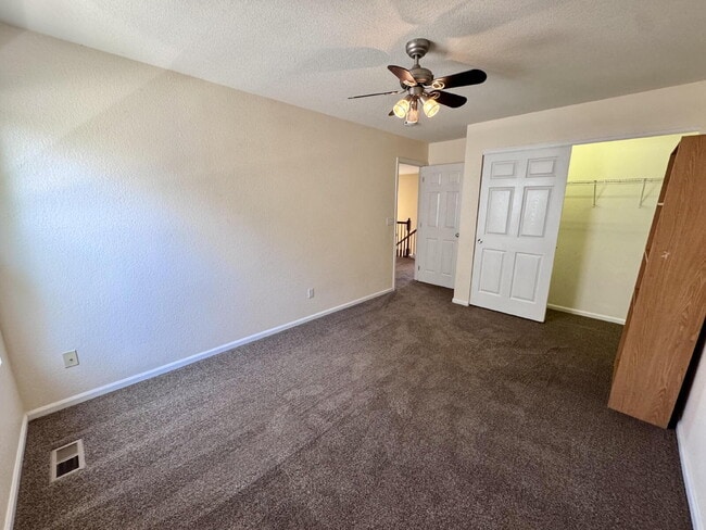 Building Photo - 7031 S Oak Hill Cir