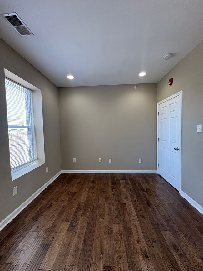 Building Photo - 4400 Lancaster Ave