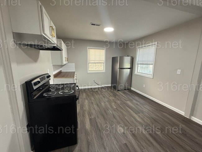 Building Photo - $1145 - 4 bedroom / 1 bathroom - Single Fa...