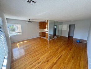 Building Photo - Great Santa Monica Location! Walking Dista...