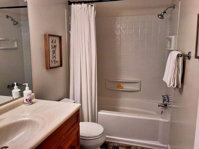 Building Photo - Stunning 3 Bedroom, 2.5 Bath Home in Short...
