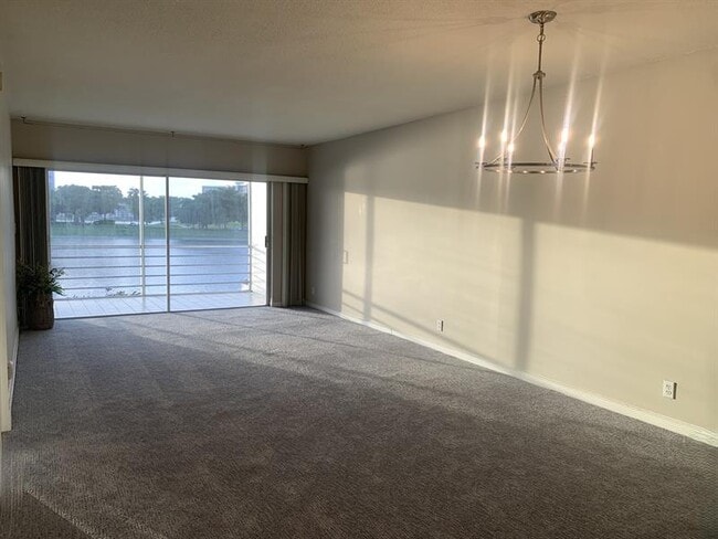 Building Photo - 2801 N Palm Aire Dr