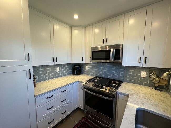 Building Photo - Charming 1 Bed 1 Bath End Unit Condo In Am...