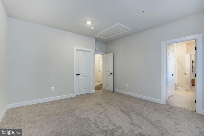 Building Photo - 6547 Clubhouse Dr