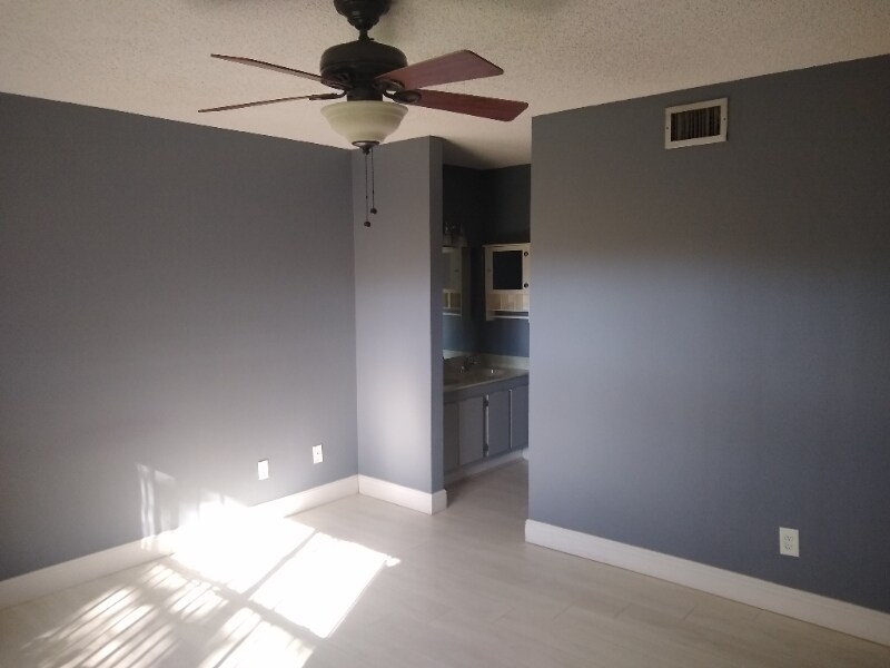 Building Photo - 9665 Riverside Dr