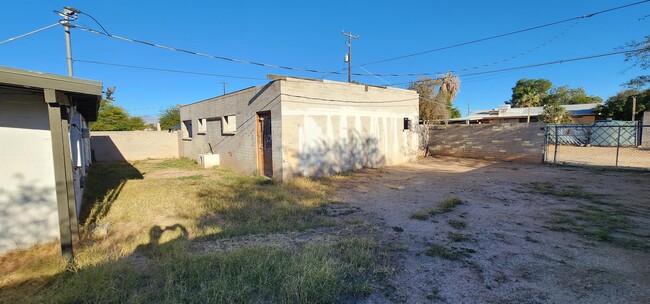 Building Photo - 2126 E Hidalgo Vista