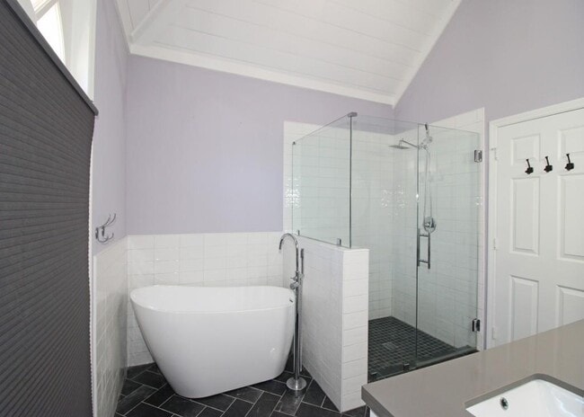 Building Photo - 303 Leeward Walk Ln