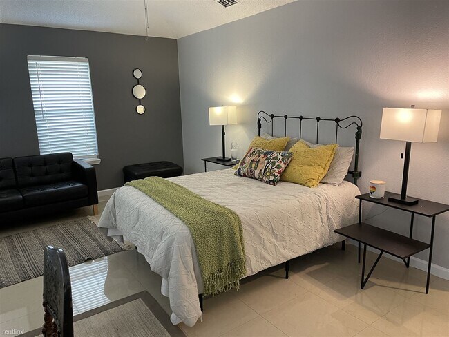 Building Photo - 2 br, 2 bath Duplex - 6251 Camelot Drive