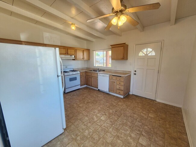 Building Photo - Cute 2 Bedroom 1 Bath Home