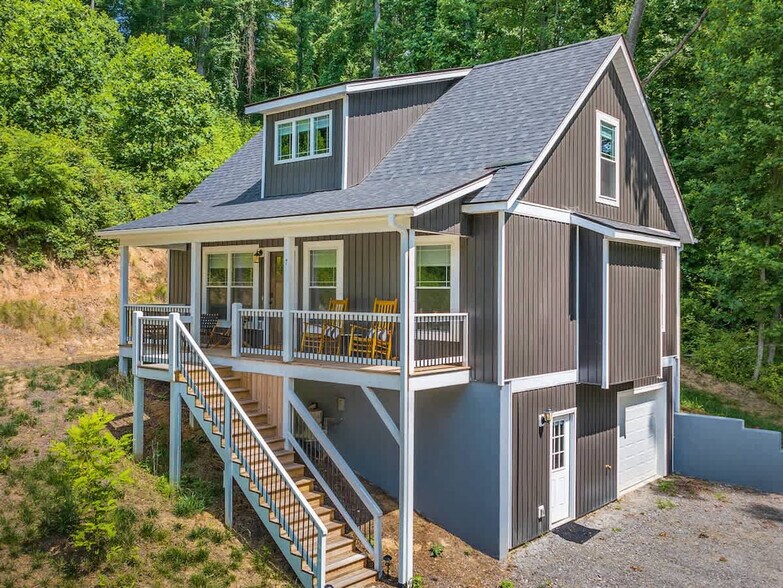 Building Photo - 99999 Enka Lake Ln