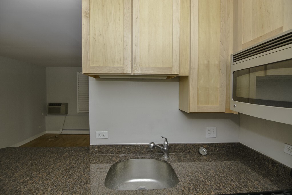 Building Photo - 630 W Wrightwood Ave