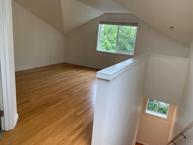 Building Photo - In the heart of Green Lake 3 bed 2.5 bath townhome for rent