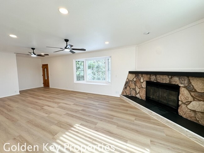 Building Photo - Beautiful home on a private, quiet street in Vista!