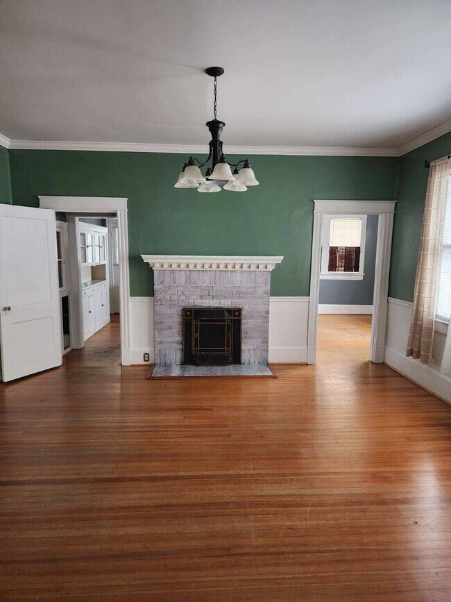 Building Photo - 2 Bedroom 2 bath house 1850 Square Foot!! Lots of Room!!