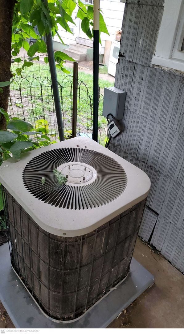 Building Photo - Nice 2 bed/1 bath, Central Air conditionin...