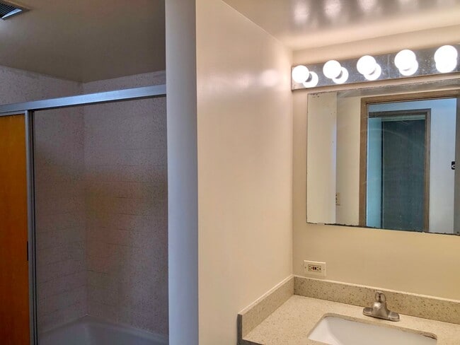 Building Photo - Century West 2 bedroom 2 bathroom 1 covere...