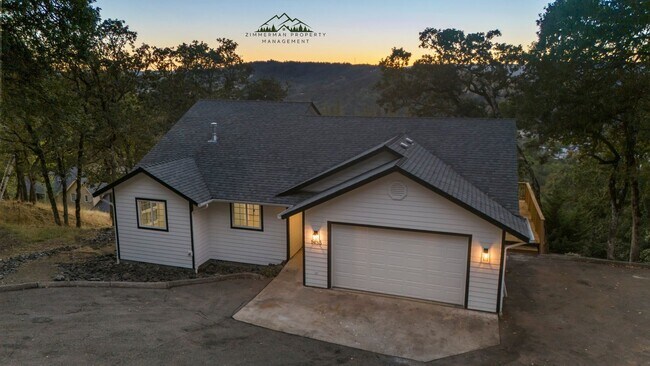 Building Photo - 4 bedroom 2.5 bathroom home with Panoramic views!