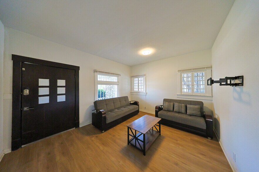 Building Photo - 3525 S Budlong Ave