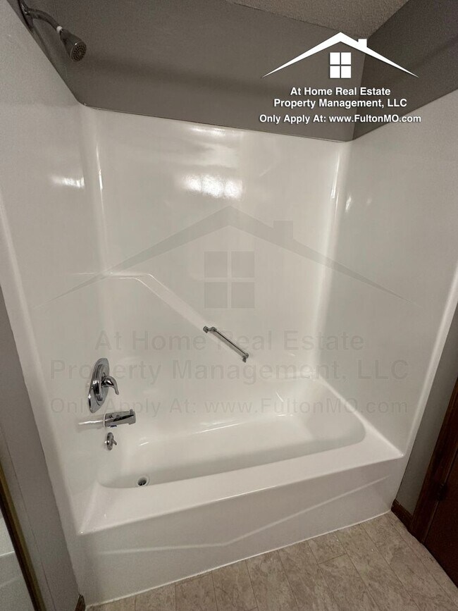 Building Photo - 101 East 10th Street, Apartment 13