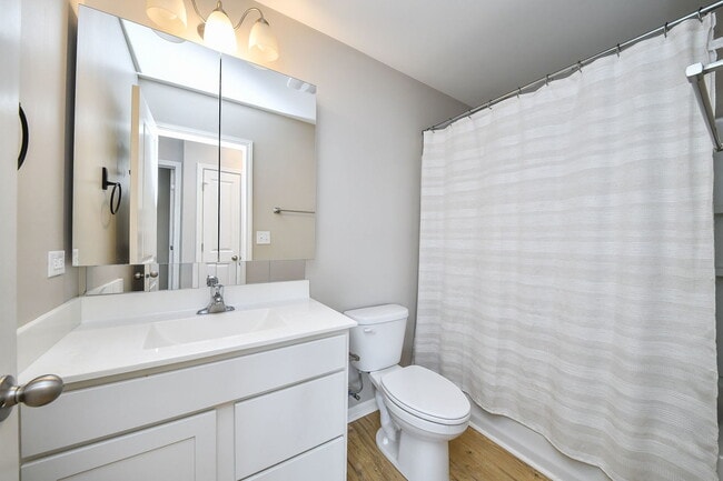 Building Photo - 2480 Bella Dr