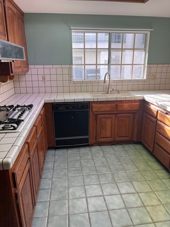 Building Photo - Canyon Crest 3bd/2.5ba Townhouse