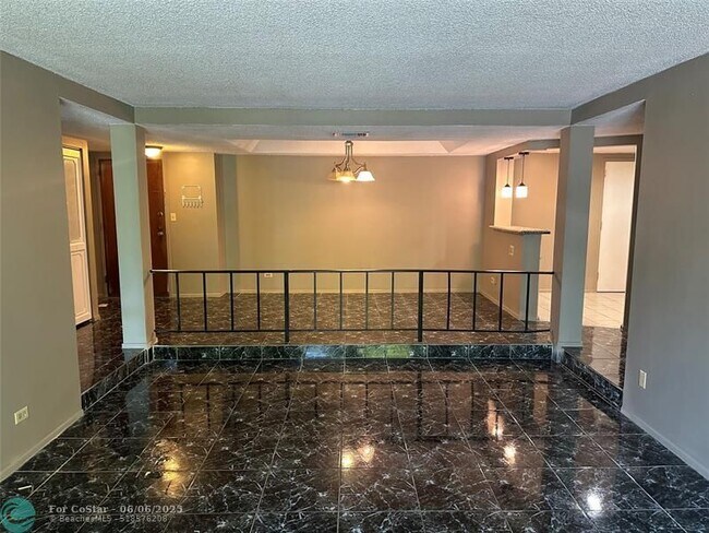 Building Photo - 3680 Inverrary Dr