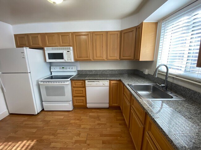 Building Photo - Simply Adorable Two Bedroom Apartment right near Denver University