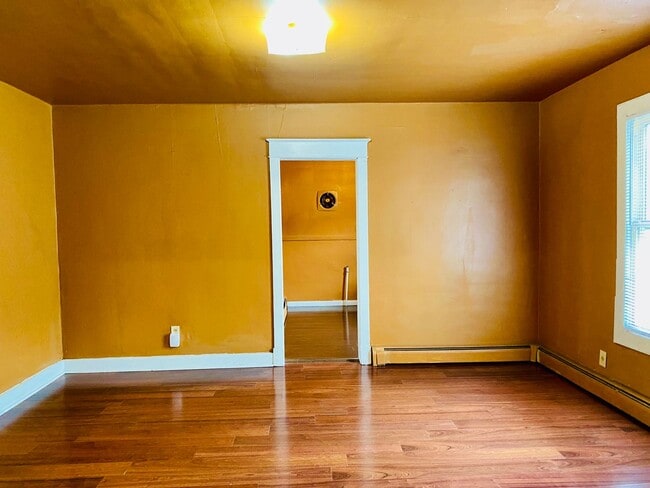 Building Photo - Adorable 2bdrm/1bth Bungalow Conveniently ...