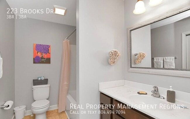 Building Photo - 223 Brooks Dr