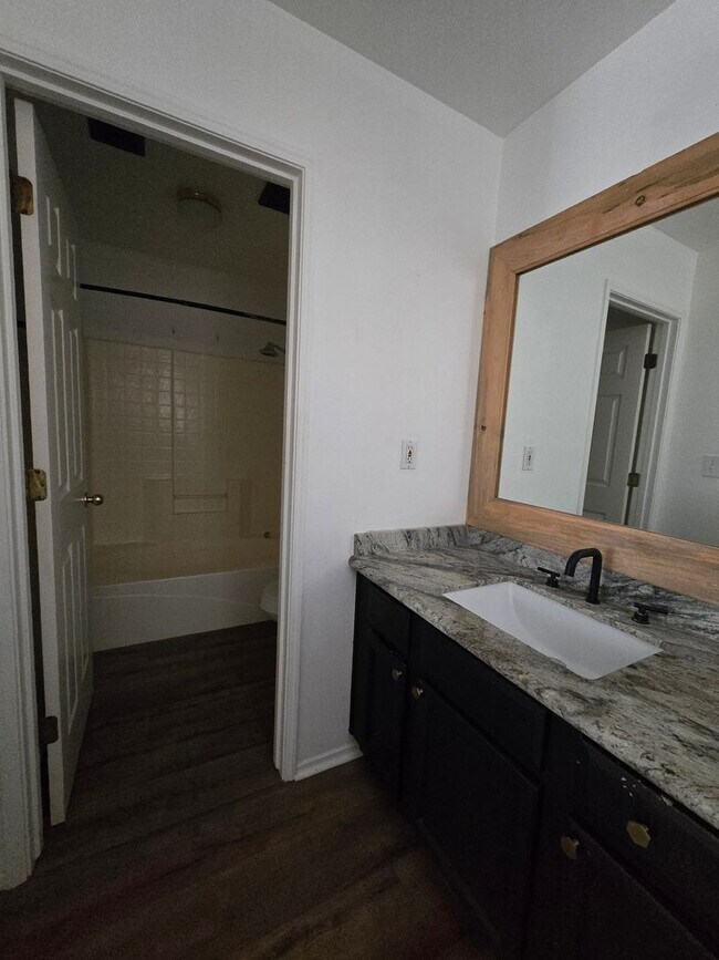 Building Photo - 3 BR 2 BA Available Now