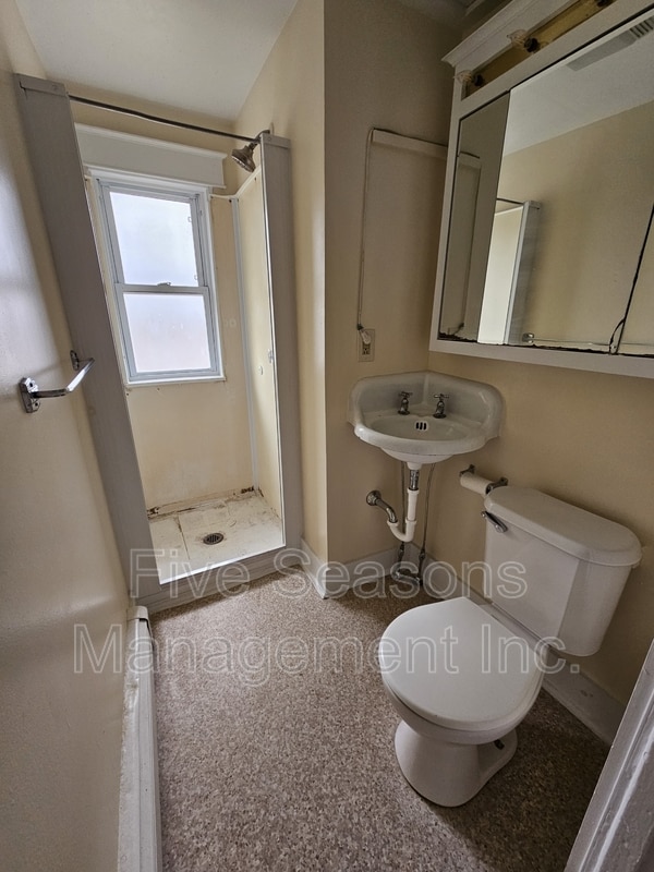 Building Photo - 465-467 Colchester Avenue - 3