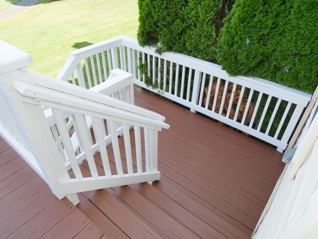 Building Photo - Gorgeous Former Model 4 Bed 2.5 Bath Townh...