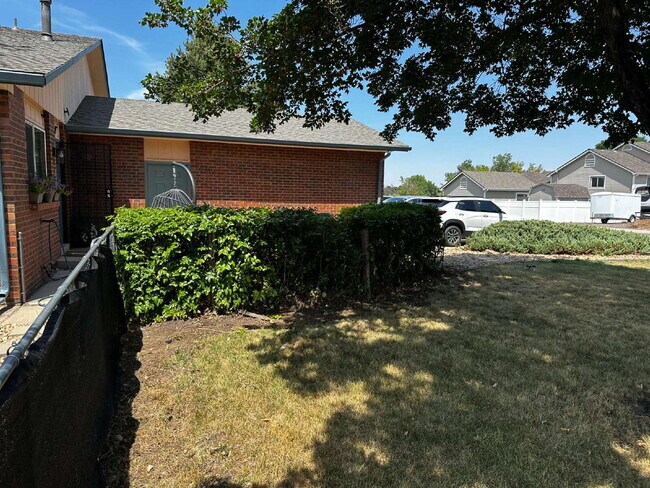 Building Photo - AVAILABLE NOW!! Wonderful 3 bed/2 bath hal...