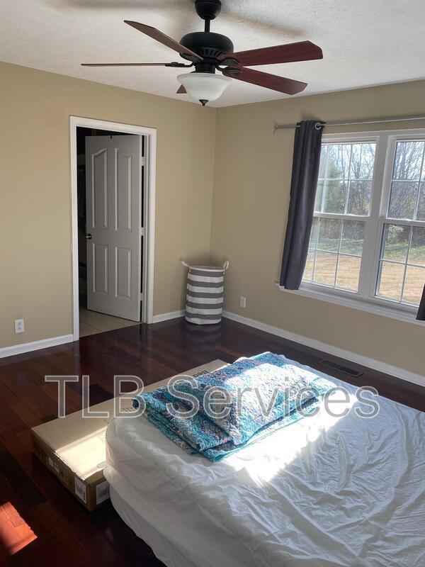 Building Photo - 211 Fall Creek Dr