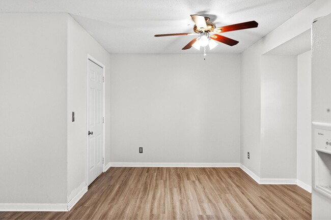 Building Photo - 1302 Williamsburg Dr