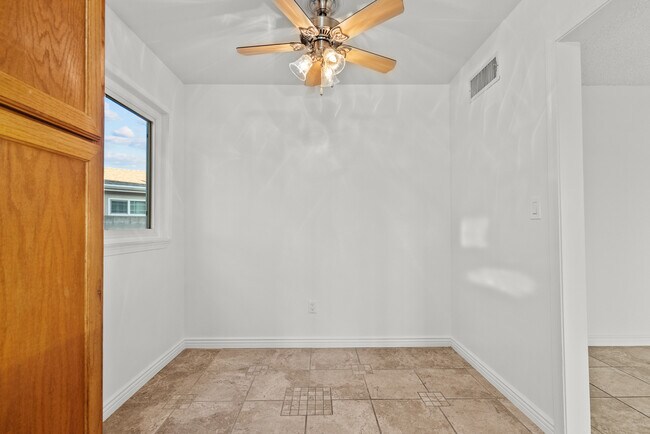 Building Photo - 10561 Alskog St