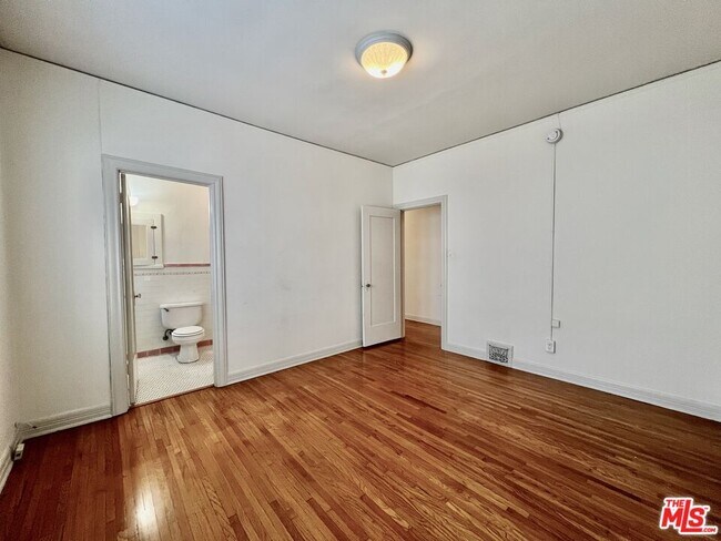 Building Photo - 145 N Sycamore Ave