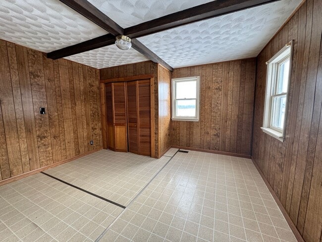 Building Photo - Farm house in Mapleton Schools!