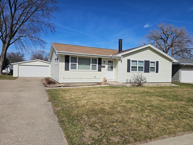 Building Photo - Great NE 3 Bedroom 2 Bath with Garage, close to shopping and I380 access