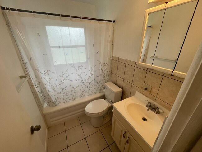 Building Photo - Charming 3-Bedroom Home with 1 Bath and 1-...