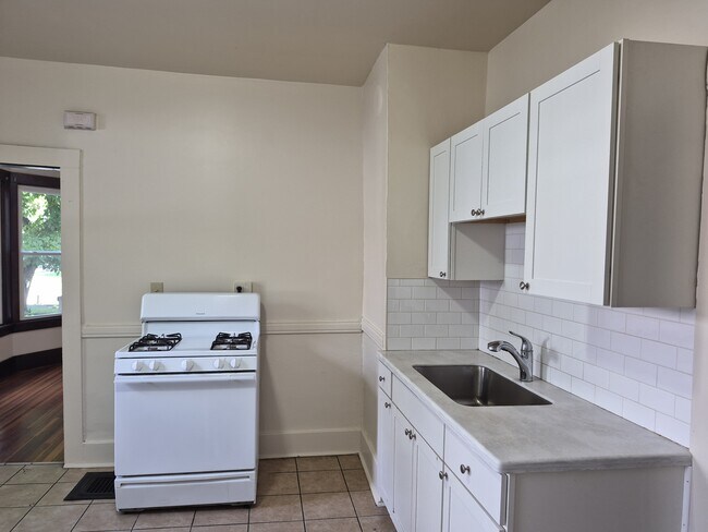 Building Photo - 173 Mather St